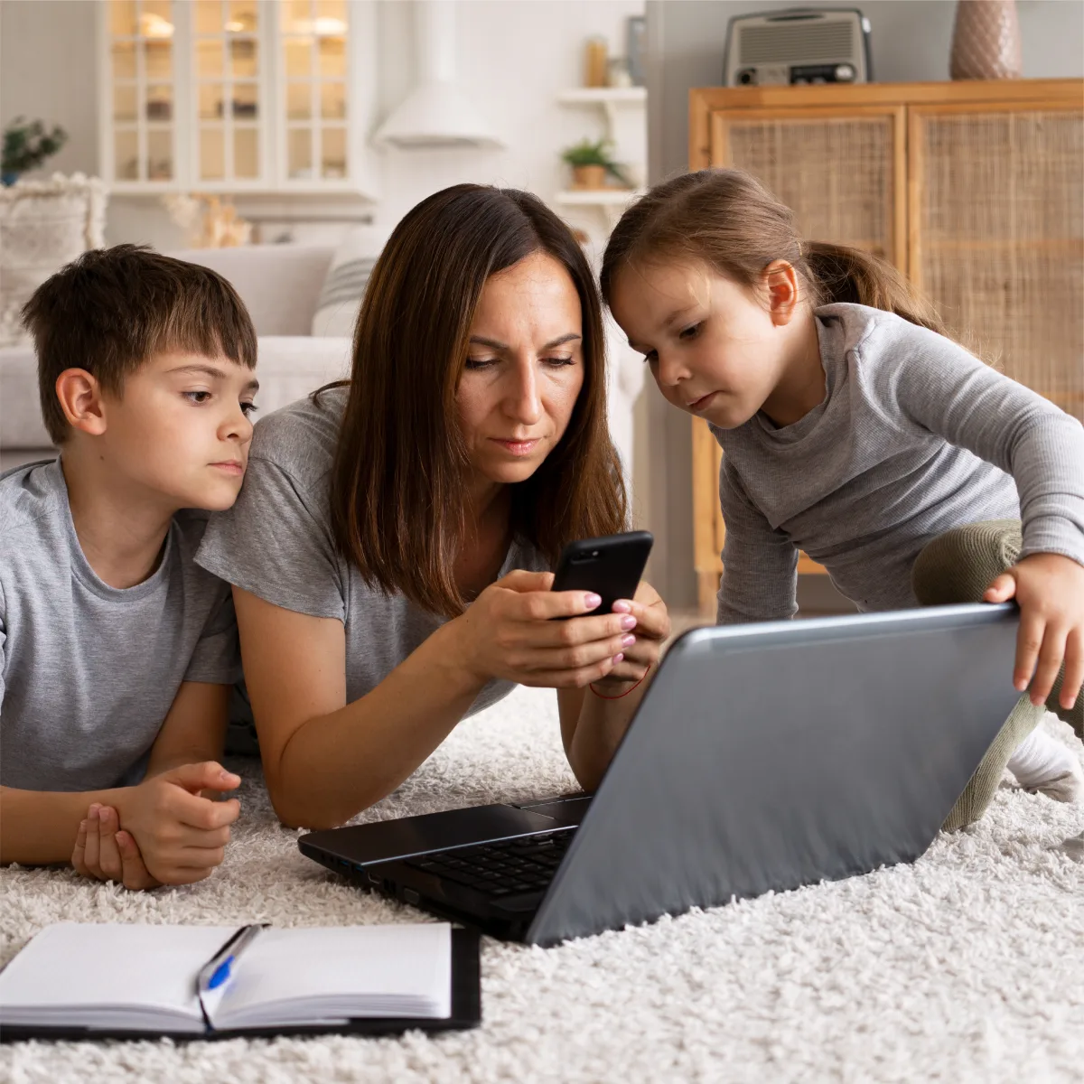 Familia conectada en casa